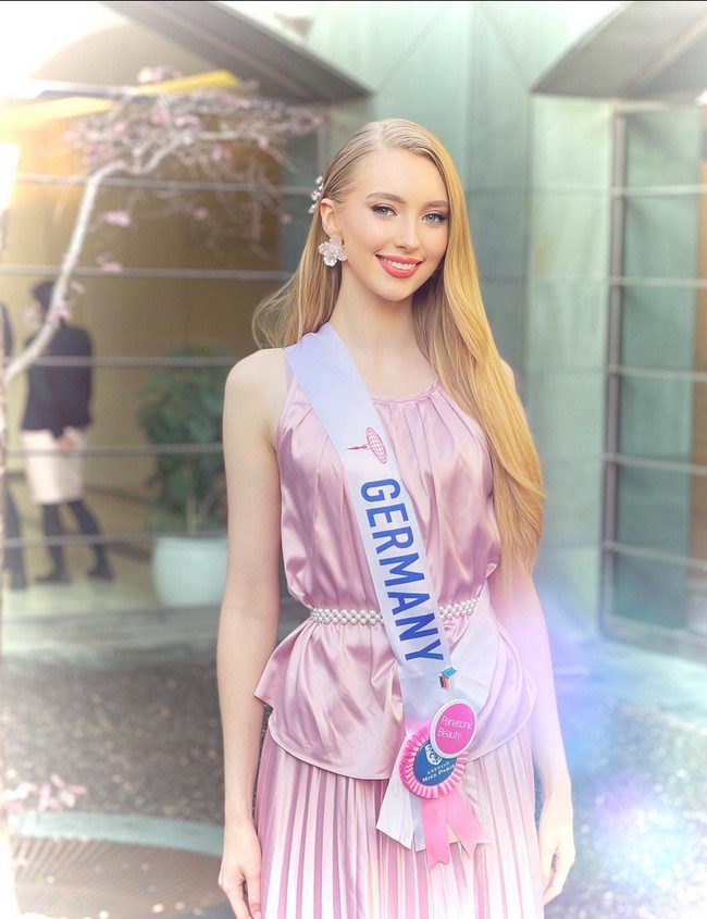 Gelar Miss International 2022 jatuh ke tangan wakil Jerman ini saat malam final yang digelar di Tokyo, Jepang, pada Selasa (13/12/2022). Dia pun menjadi orang pertama yang dinobatkan sebagai Miss International, sejak ajang ini hiatus selama tiga tahun akibat pandemi COVID-19. (Foto: Instagram/@jasminselberg)