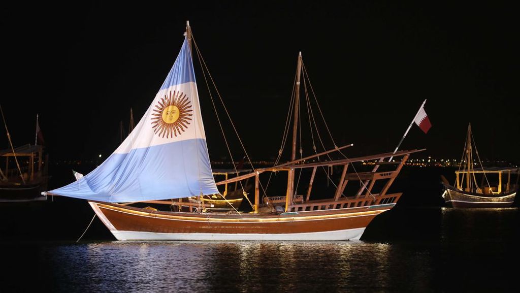 Jelang Semifinal, Perahu di Doha Kibarkan Bendera Argentina hingga Prancis