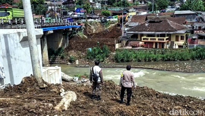 Jembatan Pamuruyan penghubung Sukabumi-Bogor ambles.