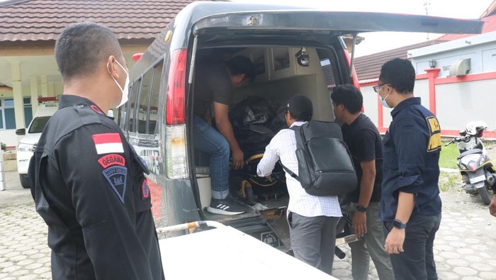 Jenazah korban penembakan KKB dievakuasi di RSUD Mimika.