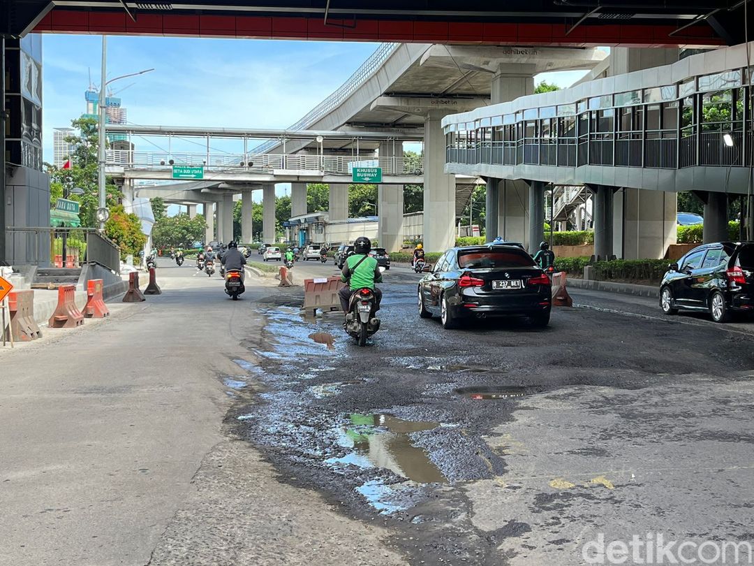 Jl HR Rasuna Said di Jaksel (Kuningan arah Menteng) rusak. Potret 13 Desember 2022. (M Hanafi Aryan/detikcom)