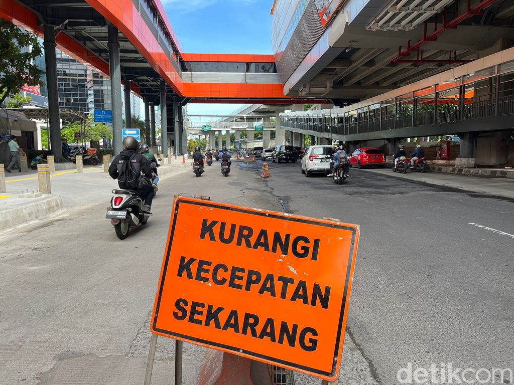 Jl HR Rasuna Said di Jaksel (Kuningan arah Menteng) rusak. Potret 13 Desember 2022. (M Hanafi Aryan/detikcom)