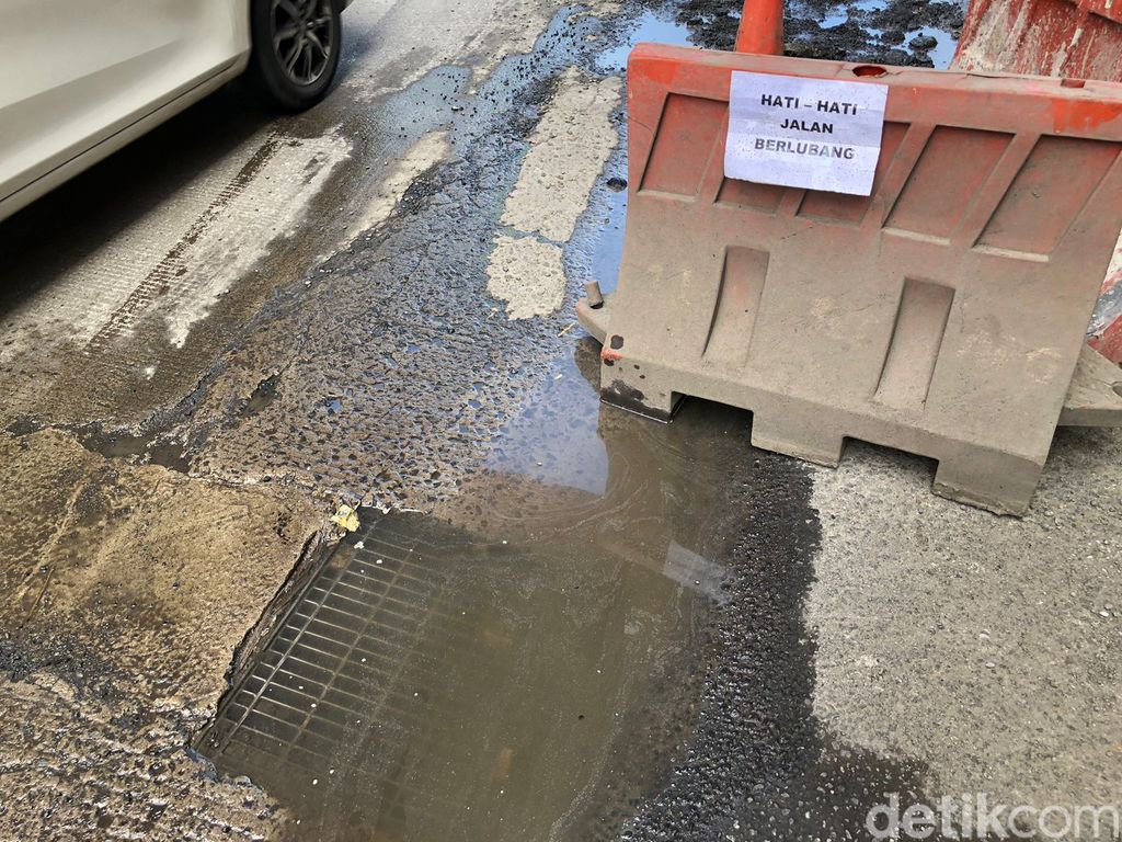 Jl HR Rasuna Said di Jaksel (Kuningan arah Menteng) rusak. Potret 13 Desember 2022. (M Hanafi Aryan/detikcom)