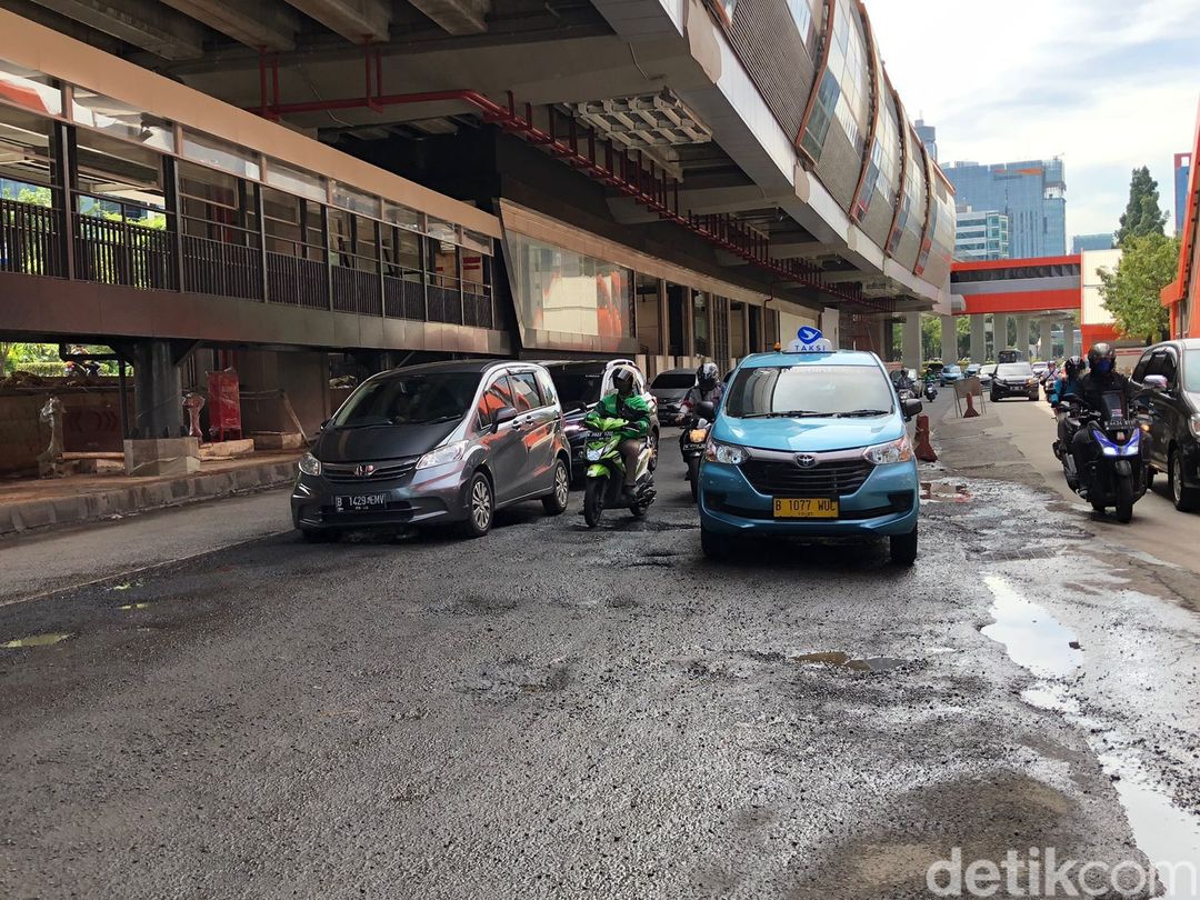 Jl HR Rasuna Said di Jaksel (Kuningan arah Menteng) rusak. Potret 13 Desember 2022. (M Hanafi Aryan/detikcom)