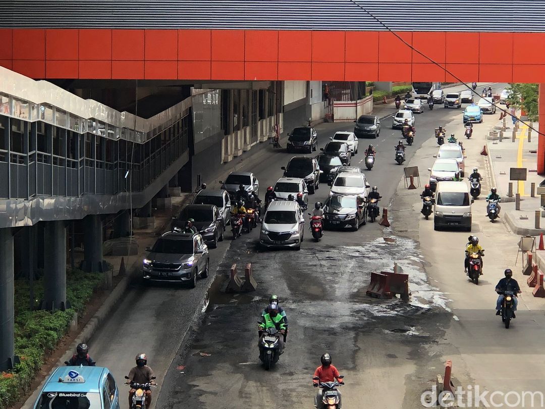 Jl HR Rasuna Said di Jaksel (Kuningan arah Menteng) rusak. Potret 13 Desember 2022. (M Hanafi Aryan/detikcom)