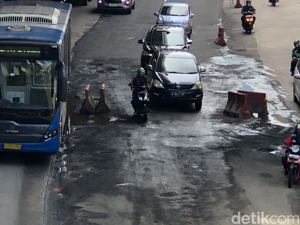 Jl HR Rasuna Said di Jaksel (Kuningan arah Menteng) rusak. Potret 13 Desember 2022. (M Hanafi Aryan/detikcom)