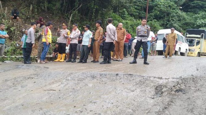 Kapolres Tapsel bersama pemerintah setempat meninjau Jalinsum rusak parah