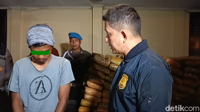 Kapolrestabes Medan Kombes Valentino Alfa Tatareda menginterogasi Mawardi di Mapolrestabes Medan.
