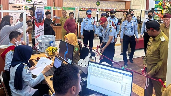 Keren! Buat Paspor di Sumenep Kini Bisa di Mal Pelayanan Publik Loh Mal Pelayanan Publik Kabupaten Sumenep kini sudah bisa melayani pembuatan paspor. Keren! Terobosan ini dilakukan untuk memudahkan masyarakat agar lebih dekat.