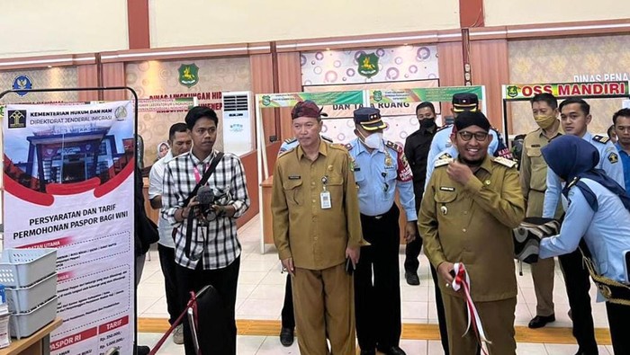 Keren! Buat Paspor di Sumenep Kini Bisa di Mal Pelayanan Publik Loh Mal Pelayanan Publik Kabupaten Sumenep kini sudah bisa melayani pembuatan paspor. Keren! Terobosan ini dilakukan untuk memudahkan masyarakat agar lebih dekat.