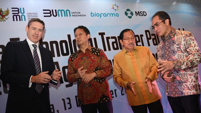 Menteri Kesehatan Budi G Sadikin (kanan) didampingi Wakil Menteri I BUMN Pahala N Mansury (kiri) dan CEO Bio Farma Induk Holding Honesti Basyir (kedua kanan) berbincang dengan Presiden MSD Asia Pasifik David Peacock (kedua kiri) dan Managing Director MSD Indonesia George Stylianou seusai penandatanganan kerja sama antara MSD dan Bio Farma di Jakarta, Selasa (13/12/2022). MSD dan Bio Farma bekerja sama dalam transfer teknologi untuk memproduksi vaksin human papillomavirus (HPV) secara lokal di Indonesia. ANTARA FOTO/Sigid Kurniawan/aww.
