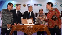 Menteri Kesehatan Budi G Sadikin (kanan) didampingi Wakil Menteri I BUMN Pahala N Mansury (kiri) dan CEO Bio Farma Induk Holding Honesti Basyir (kedua kanan) berbincang dengan Presiden MSD Asia Pasifik David Peacock (kedua kiri) dan Managing Director MSD Indonesia George Stylianou seusai penandatanganan kerja sama antara MSD dan Bio Farma di Jakarta, Selasa (13/12/2022). 