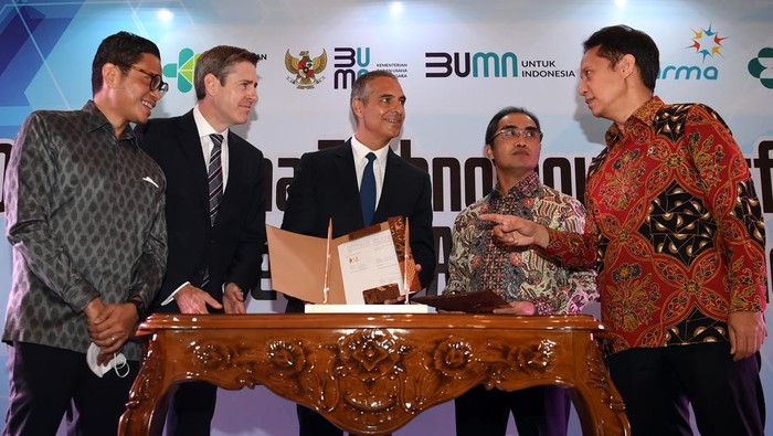 Menteri Kesehatan Budi G Sadikin (kanan) didampingi Wakil Menteri I BUMN Pahala N Mansury (kiri) dan CEO Bio Farma Induk Holding Honesti Basyir (kedua kanan) berbincang dengan Presiden MSD Asia Pasifik David Peacock (kedua kiri) dan Managing Director MSD Indonesia George Stylianou seusai penandatanganan kerja sama antara MSD dan Bio Farma di Jakarta, Selasa (13/12/2022). MSD dan Bio Farma bekerja sama dalam transfer teknologi untuk memproduksi vaksin human papillomavirus (HPV) secara lokal di Indonesia. ANTARA FOTO/Sigid Kurniawan/aww.