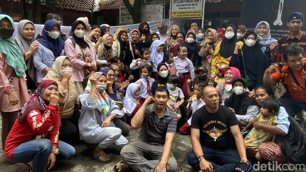 Ketua Komnas PA Arist Merdeka Sirait dan Ketua Komnas PA Jakarta Cornelia Agatha menemui wali murid SDN Pondok Cina 1. (Devi Puspitasari/detikcom)