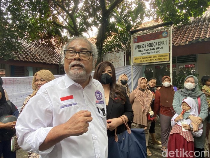 Ketua Komnas PA Arist Merdeka Sirait dan Ketua Komnas PA Jakarta Cornelia Agatha menemui wali murid SDN Pondok Cina 1. (Devi Puspitasari/detikcom)
