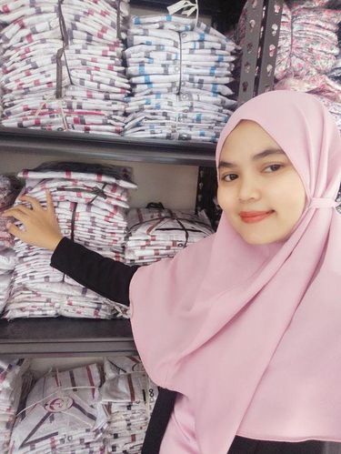 Kisah viral perjalanan wanita yang jatuh bangun untuk menuju impiannya, dulu dihina karena ekonomi tidak mampu. Kini berhasil dan mempunyai usaha yang sukses.