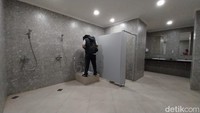 Foto ilustrasi saat salah seorang pengunjung mencoba menjajal kloset tersebut. Lantaran tak ada sekat penutup, semua orang di kamar mandi itu jadi bisa lihat dong. Foto: M Bagus Ibrahim/detikJatim)