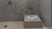 Kloset nyeleneh di luar bilik kamar mandi ini ada di dekat shower. Shower itu pun juga tak punya sekat, siapa yang mau mandi terang-terangan gitu? Foto: M Bagus Ibrahim/detikJatim
