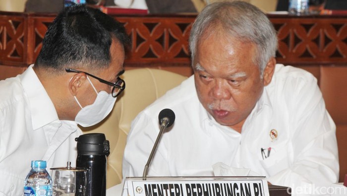 Komisi V DPR bersama Menhub, Menteri PUPR dan Polri menggelar rapat kerja membahas kesiapan libur Nataru 2022.