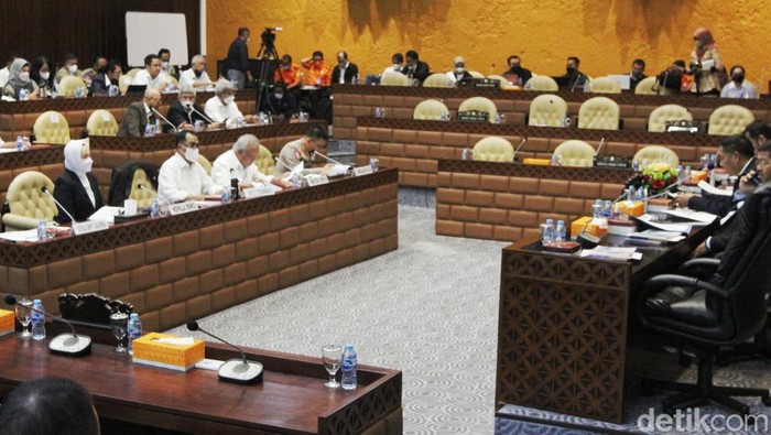 Komisi V DPR Raker Kesiapan Libur Nataru Komisi V DPR bersama Menhub, Menteri PUPR dan Polri menggelar rapat kerja membahas kesiapan libur Nataru 2022.