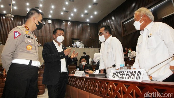 Komisi V DPR Raker Kesiapan Libur Nataru Komisi V DPR bersama Menhub, Menteri PUPR dan Polri menggelar rapat kerja membahas kesiapan libur Nataru 2022.
