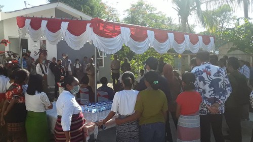 Sejumlah warga di Kelurahan Babau, Kecamatan Kupang Timur, Kabupaten Kupang, NTT berkumpul saat Mensos Tri Rismaharini berkunjung Selasa (13/2/2022).