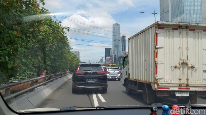 Lalu lintas di Tol Dalam Kota arah Slipi terpantau ada kemacetan. Kendaraan melaju dengan kecepatan rendah karena padatnya volume kendaraan. (Gibran MS/detikcom)