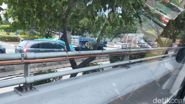 Lalu lintas di Tol Dalam Kota arah Slipi terpantau ada kemacetan. Kendaraan melaju dengan kecepatan rendah karena padatnya volume kendaraan. (Gibran MS/detikcom)