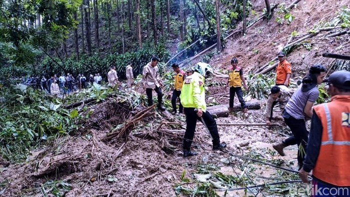 Lokasi longsor di jalur utama menuju Palabuhanratu di Pasir Suren, Sukabumi