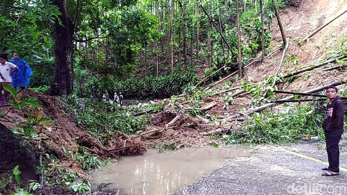 Longsor yang menutup jalur utama Sukabumi-Palabuhanratu