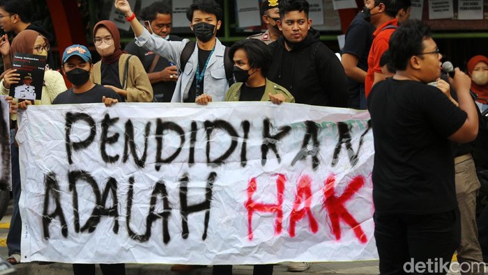Mahasiswa dan Wali Murid Demo Tolak Relokasi SDN Pocin 1 Sejumlah orang tua wali beserta mahasiswa dari BEM Universitas Indonesia, Universitas BSI, Gunadarma melakukan aksi di depan SDN 01 Pondok Cina, Depok, Jawa Barat, Selasa (13/12/2022). Aksi protes ini dilakukan sebagai bentuk protes kepada Wali Kota Depok Mohamad Idris yang tetap ngotot merelokasi SDN Pondok Cina 1 di Jalan Margonda, Depok agar lahannya bisa digunakan untuk membangun masjid agung.