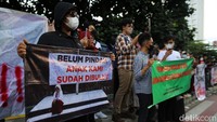 Mereka menunjukkan poster ke depan jalan dengan menyerukan jangan diam, lawan.