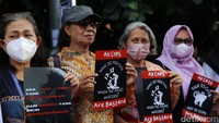 Aksi ini dilakukan sebagai bentuk protes terhadap Pemkot Depok yang akan merelokasi SDN Pondok Cina 1.