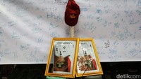 Para mahasiswa juga menggalang tanda tangan dukungan.
