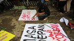 Mahasiswa dan Wali Murid Demo Tolak Relokasi SDN Pocin 1 Depok