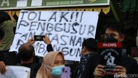 Spanduk menolak penggusuran juga dipasang di sekitar SDN Pondok Cina 1.