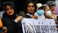Sebelumnya diberitakan, Pemprov Jabar resmi menunda bantuan anggaran untuk rencana pembangunan Masjid Raya Depok. Anggaran itu ditunda setelah munculnya polemik atas rencana Pemkot Depok merelokasi SDN Pocin 1 untuk lahan proyek masjid raya.