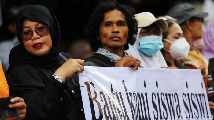 Mahasiswa dan Wali Murid Demo Tolak Relokasi SDN Pocin 1 Sejumlah orang tua wali beserta mahasiswa dari BEM Universitas Indonesia, Universitas BSI, Gunadarma melakukan aksi di depan SDN 01 Pondok Cina, Depok, Jawa Barat, Selasa (13/12/2022). Aksi protes ini dilakukan sebagai bentuk protes kepada Wali Kota Depok Mohamad Idris yang tetap ngotot merelokasi SDN Pondok Cina 1 di Jalan Margonda, Depok agar lahannya bisa digunakan untuk membangun masjid agung.