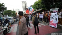 Aksi ini mendapat penjagaan dari aparat kepolisian.