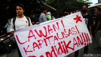Mahasiswa dan wali murid demo di depan SDN Pondok Cina 1 Depok, Jawa Barat, Selasa (13/12/2022).