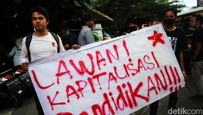 Mahasiswa dan Wali Murid Demo Tolak Relokasi SDN Pocin 1 Sejumlah orang tua wali beserta mahasiswa dari BEM Universitas Indonesia, Universitas BSI, Gunadarma melakukan aksi di depan SDN 01 Pondok Cina, Depok, Jawa Barat, Selasa (13/12/2022). Aksi protes ini dilakukan sebagai bentuk protes kepada Wali Kota Depok Mohamad Idris yang tetap ngotot merelokasi SDN Pondok Cina 1 di Jalan Margonda, Depok agar lahannya bisa digunakan untuk membangun masjid agung.