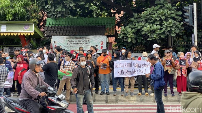 Mahasiswa demo tolak relokasi depan SDN Pocin 1 Depok (Devi Puspitasari/detikcom)