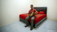 Hari ini juga telah dilakukan penyerahan kunci kepada pemilik rumah yang dibedah menjadi layak.