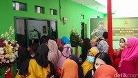 Usai dibedah, warga sekitar yang penasaran langsung mendatangi rumah yang telah diresmikan oleh KSAD.