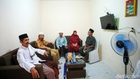 Kini rumah itu telah dilengkapi dengan kursi hingga televisi.
