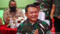 Jenderal Dudung saat menyaksikan tayangan virtual beberapa Kodim yang turut melakukan bedah rumah.