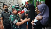 Dudung juga sempat menyapa warga sekitar.