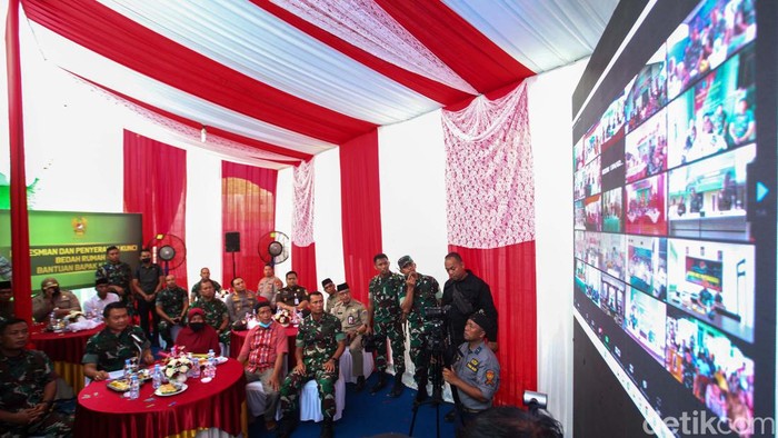 Mantap! Rumah Tak Layak Huni 'Dibedah' KSAD Sebuah rumah tidak layak huni di Jalan 20 Desember, Kalideres, Jakarta Barat, telah rampung dibedah oleh TNI AD. Bedah rumah itu atas inisiatif KSAD Jenderal TNI Dudung Abdurachman.