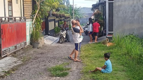 Masyarakat yang tinggal di Lingkungan Pesagi, Karangasem saat berhamburan keluar rumah akibat gempa (foto : I Wayan Selamat Juniasa)