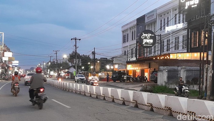 Median jalan di Jalan Karya Wisata yang meresahkan warga (Nizar Aldi/detikSumut)